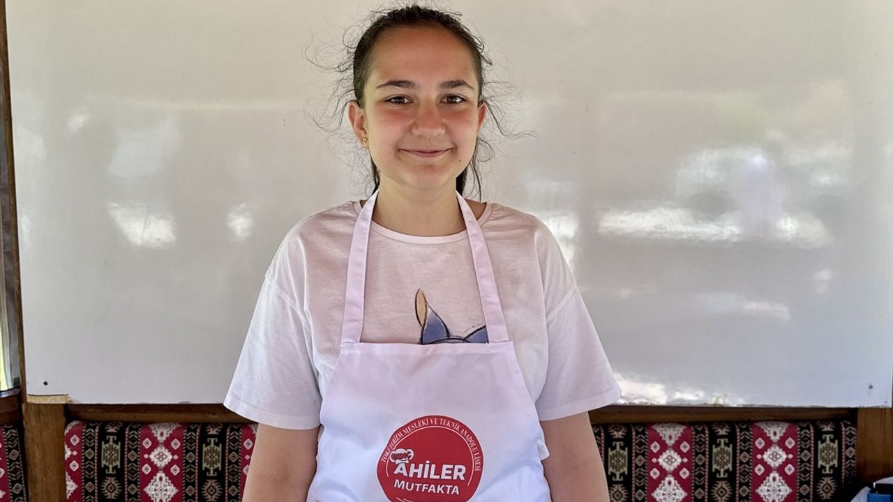 Ortaokul Öğrencileri Geleneksel Turşu Yapımını Öğreniyor