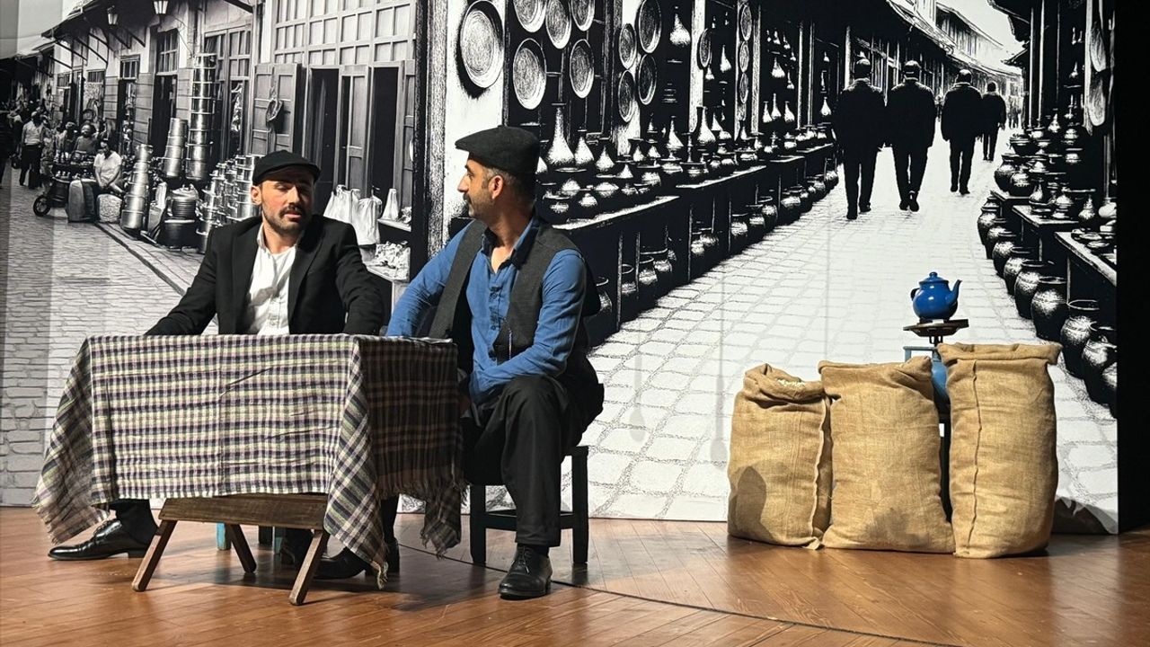 Rasim Özdenören'in "Çözülme" Oyunu Yeniden Sahnede