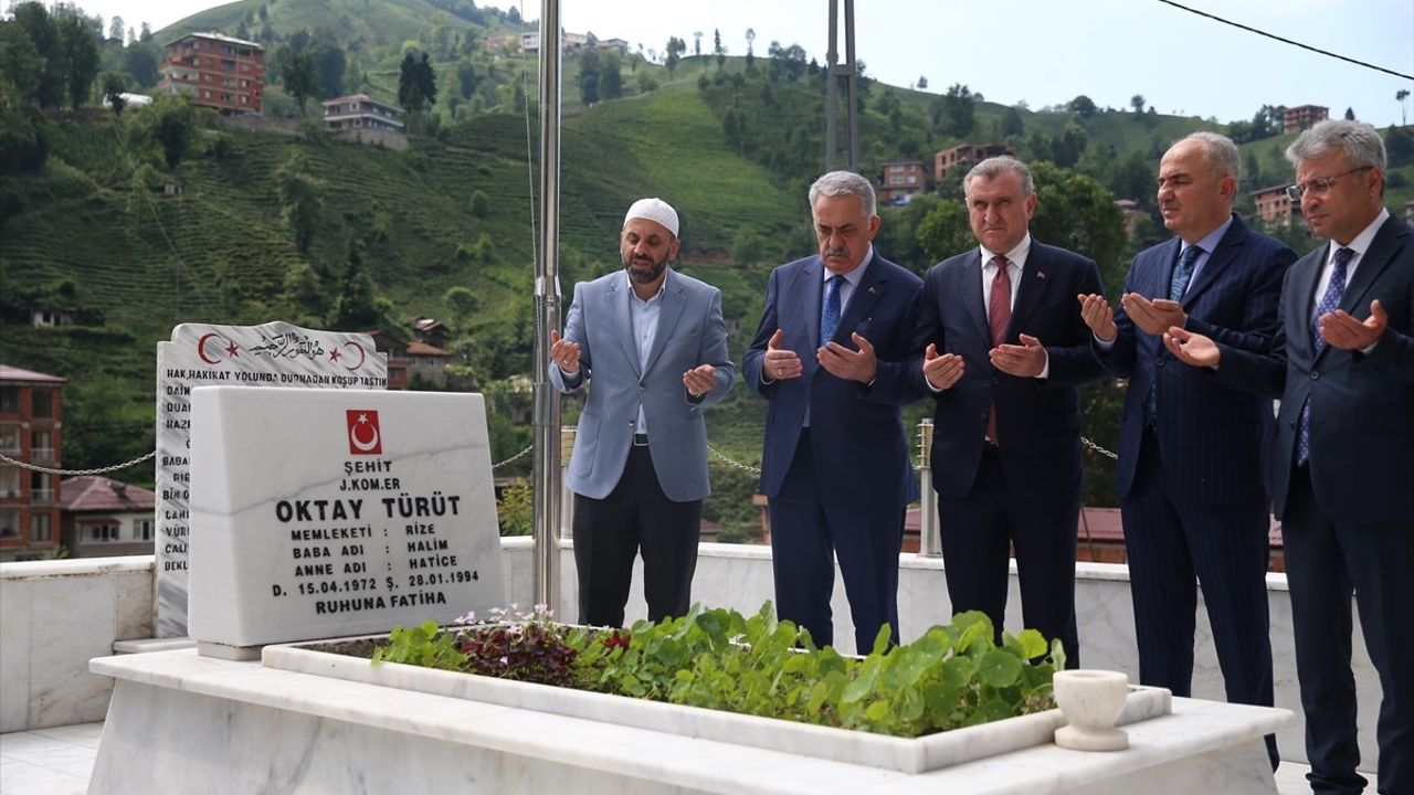 Rize'de Bayramlaşma Töreni: Bakan Bak ve Yazıcı Vatandaşlarla Bir Araya Geldi