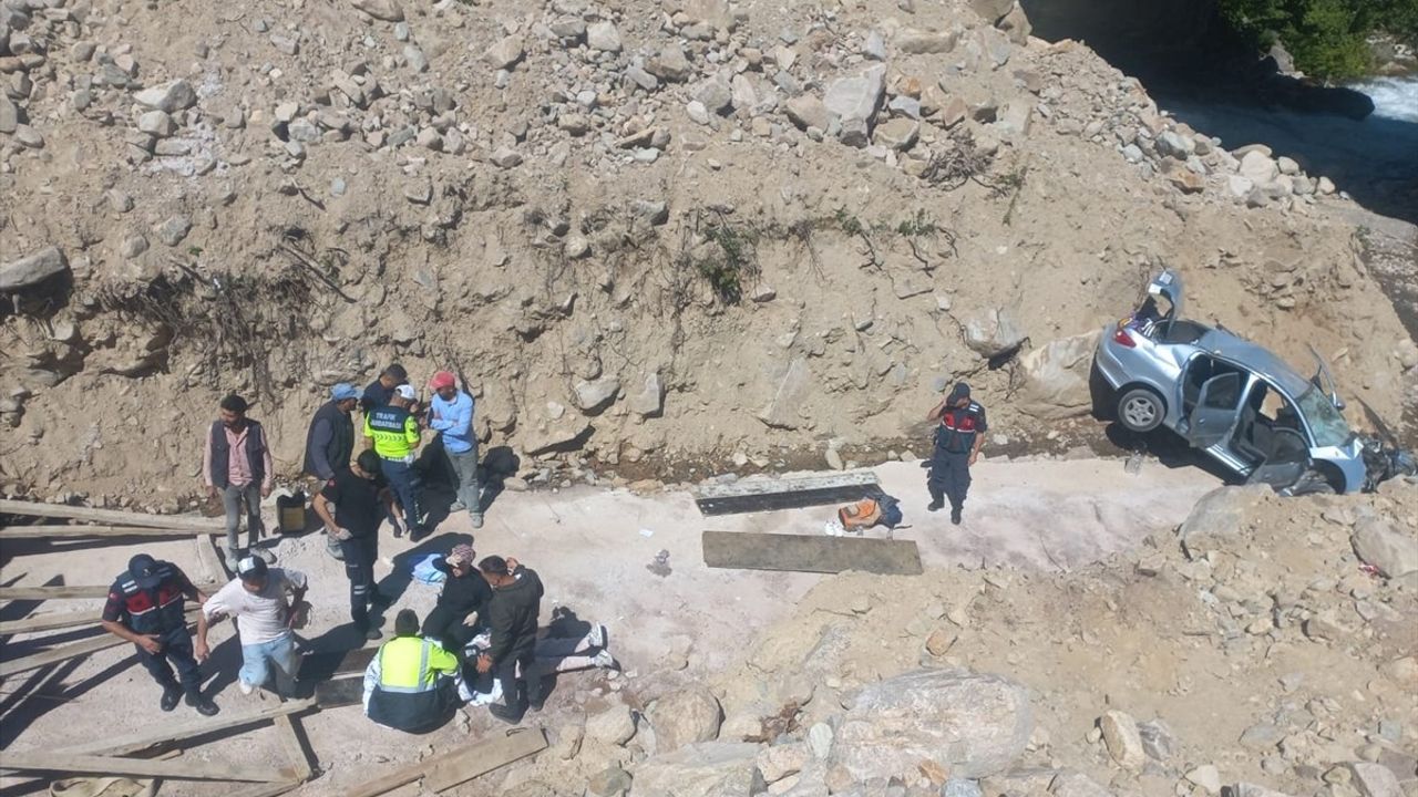 Rize'de Dere Yatağına Devrilen Araçta 5 Yaralı