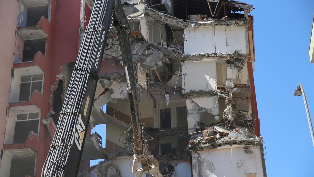 Rize'de Riskli Yapıların Yıkım İşlemi Başladı