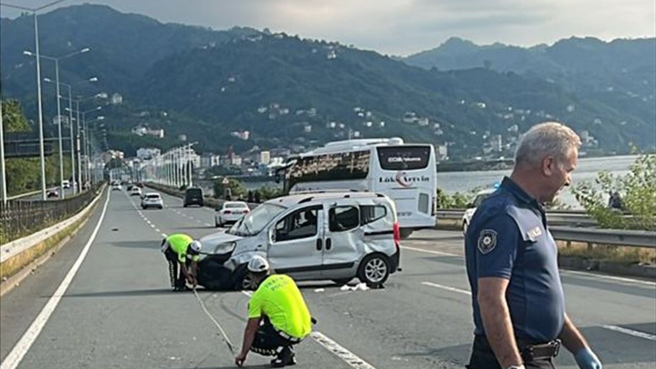 Rize'de Trafik Kazası: İki Ölü, Üç Yaralı