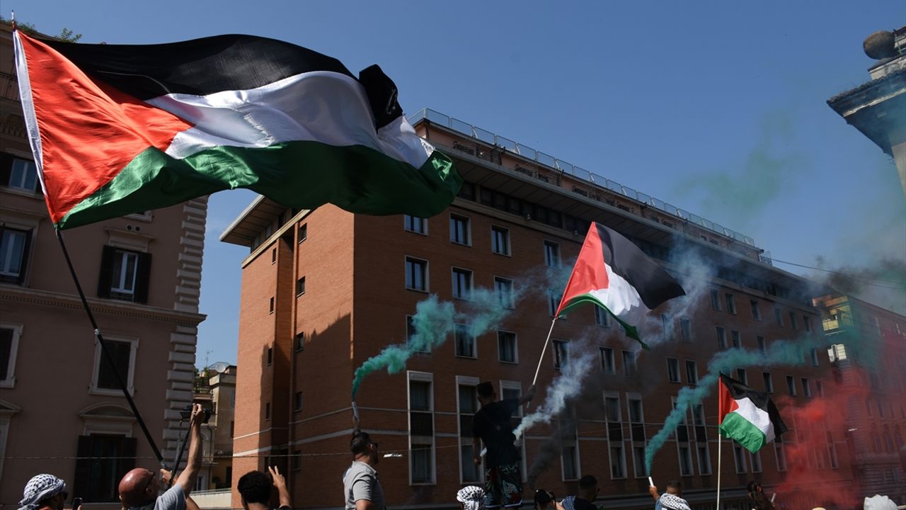 Roma'da Filistin'e Destek ve Silahlanmaya Karşı Protesto