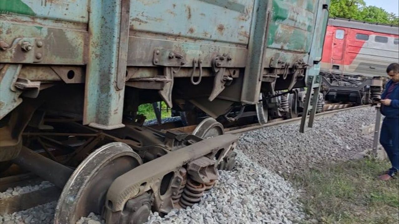 Rusya'da Otoyol Köprüsü Tren Üzerine Çöktü