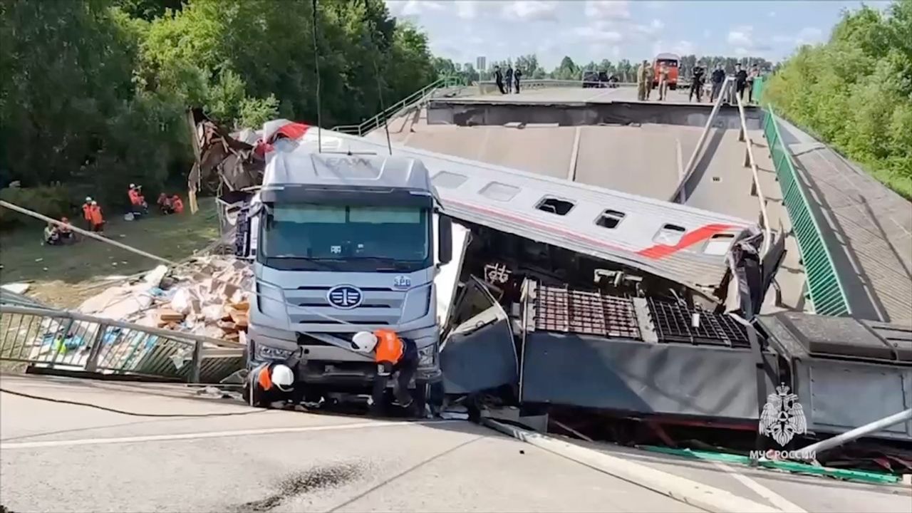 Rusya'da Otoyol Köprüsü Tren Üzerine Düştü: 7 Ölü, 66 Yaralı