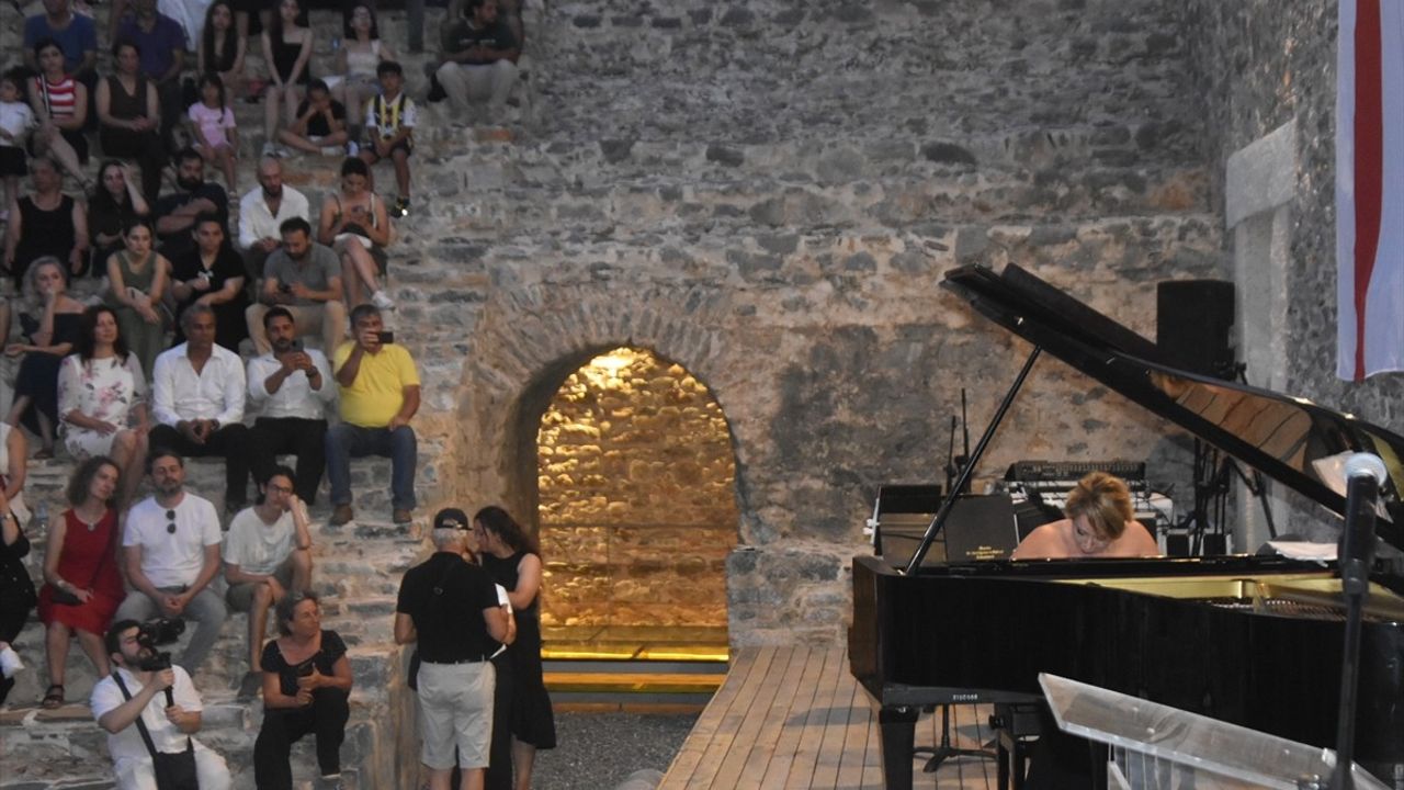 Rüya Taner Anemurium Antik Kenti'nde Büyüleyici Bir Konser Verdi