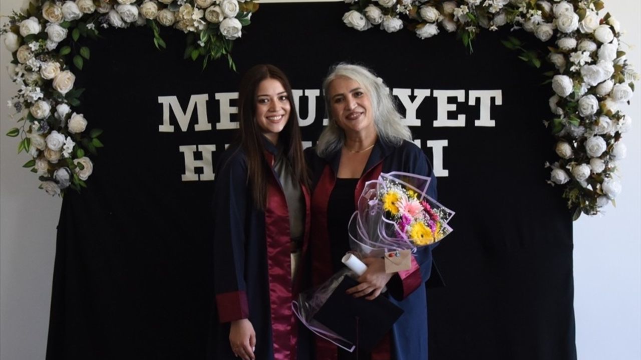 Samsun'da Anne-Kız İkili Mezuniyet Sevinci