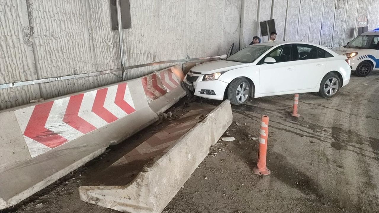 Samsun'da Beton Bariyere Çarpma Kazası: 5 Yaralı
