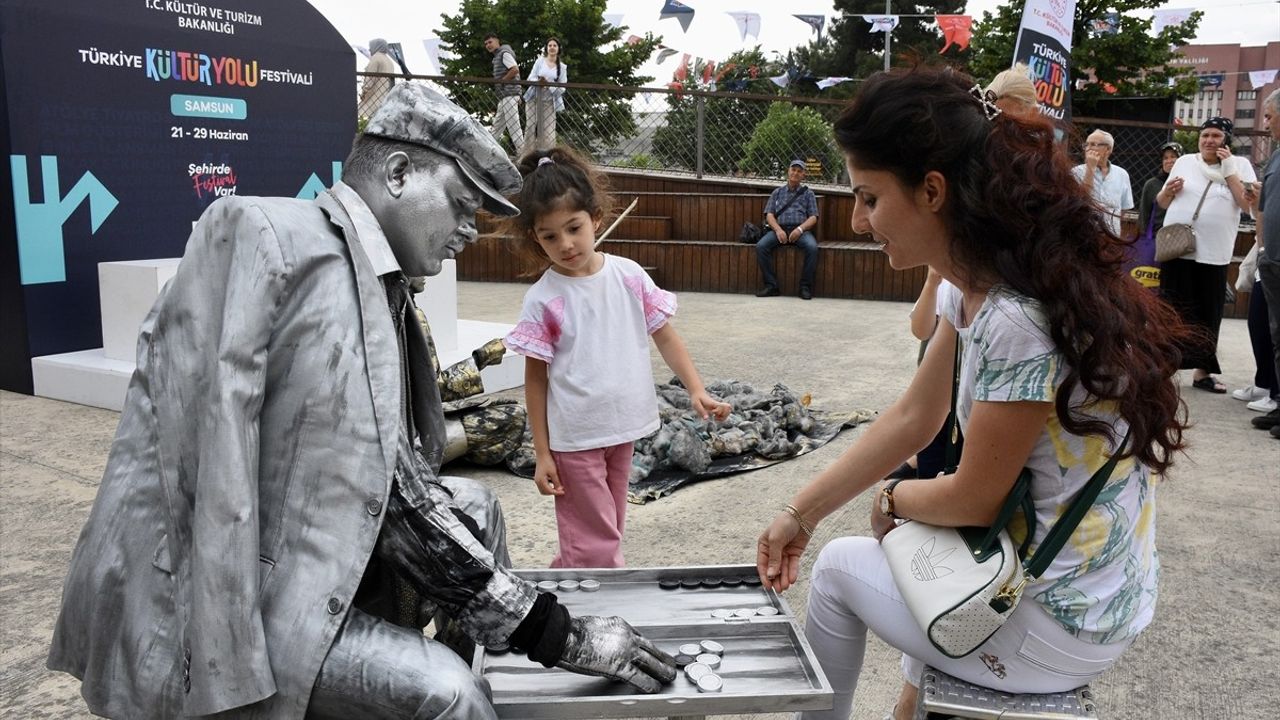 Samsun'da Canlı Heykel Performans Sanatı İle Renkli Anlar