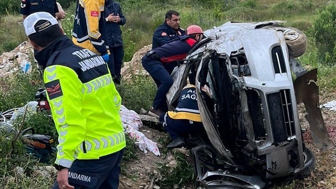 Samsun'da Otomobil Şarampole Devrildi, 4 Kişi Yaralandı