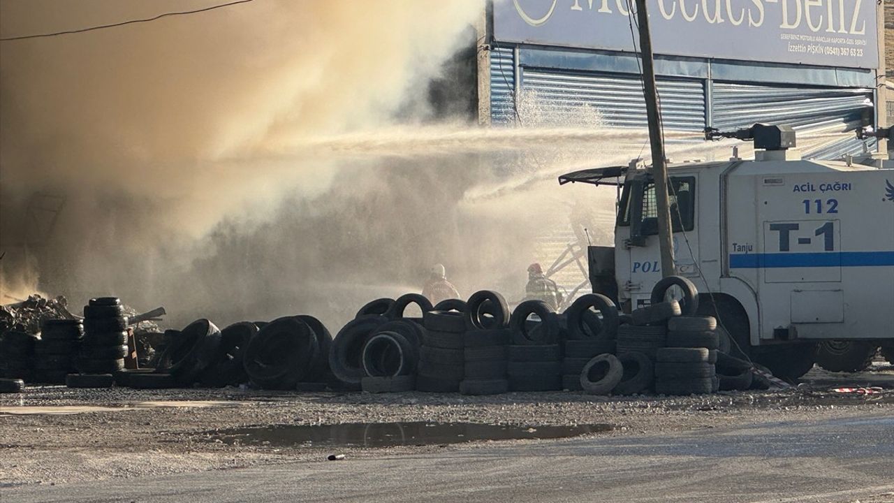 Şanlıurfa'da Hırdavatçıda Yangın: TOMA İle Müdahale