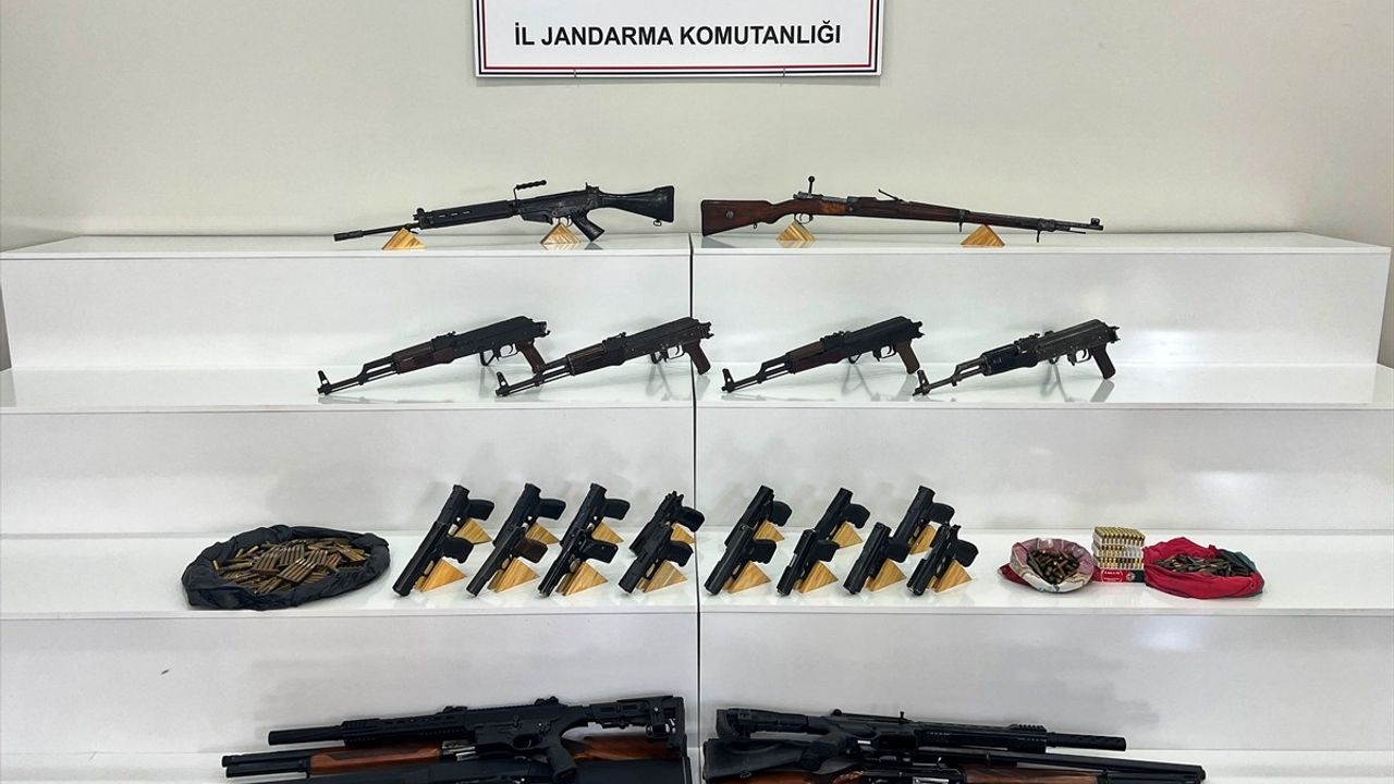Şanlıurfa'da Ruhsatsız Silah Operasyonu: 6 Uzun Namlulu ve 15 Tabanca Ele Geçirildi