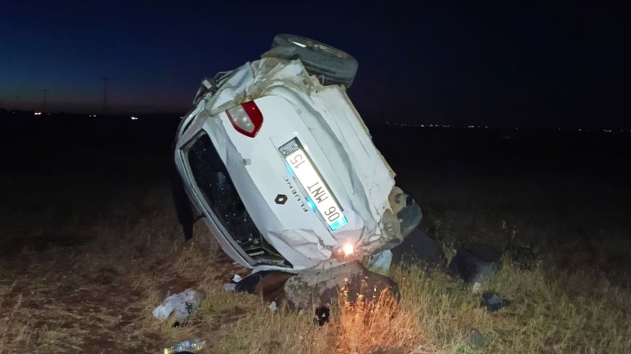 Şanlıurfa'da Şarampole Devrilen Otomobilde 3 Yaralı