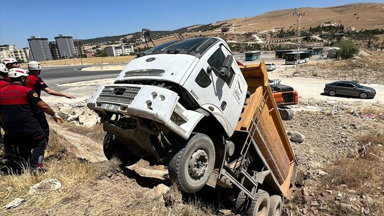 Şanlıurfa'da Şarampole Düşen Kamyonun Sürücüsü Kurtarıldı