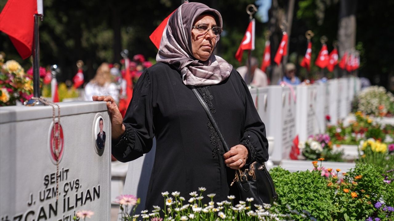 Şehit Aileleri Kurban Bayramı'nda Edirnekapı Mezarlığı'nı Ziyaret Etti
