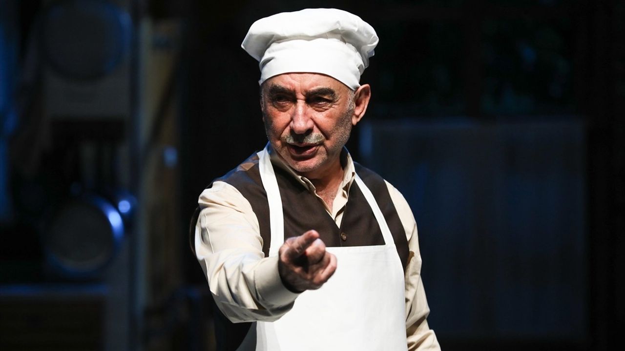Şener Şen Tiyatrolara Veda Etti: 'Zengin Mutfağı' Son Temsilini Verdi