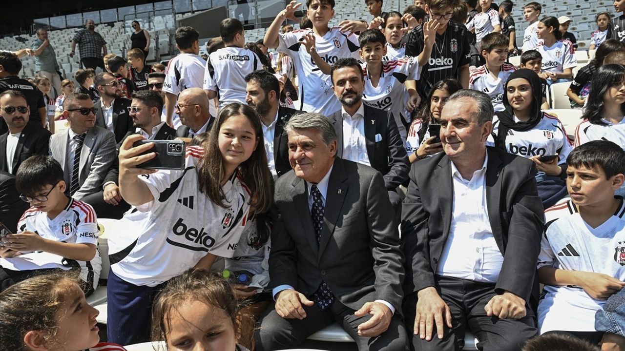 Serdal Adalı, Tüpraş Stadı'nda Çocuklarla buluştu