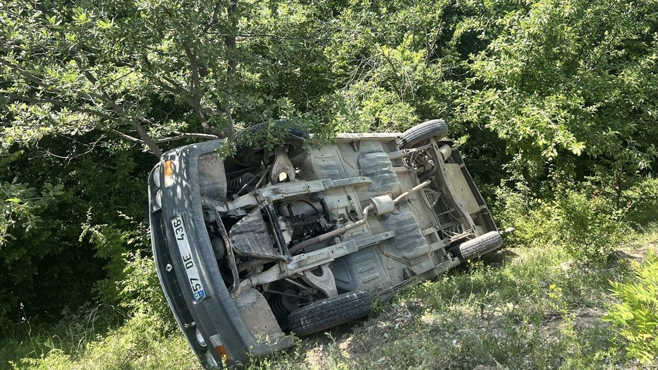 Sinop'ta Devrilen Otomobildeki Eşler Yaralandı