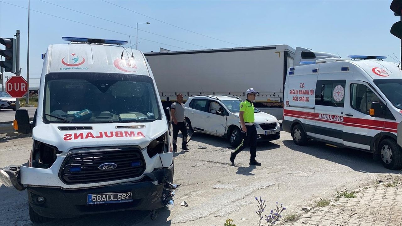 Sivas'ta Ambulans ile Otomobil Çarpıştı: 5 Yaralı