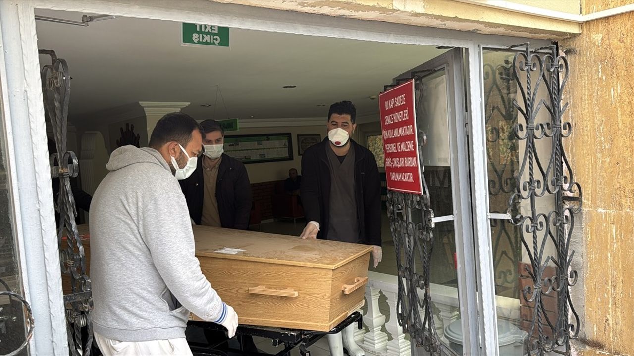 Sivas'ta KKKA Hastalığı Şüphesiyle Tedavi Gören Kadın Hayatını Kaybetti