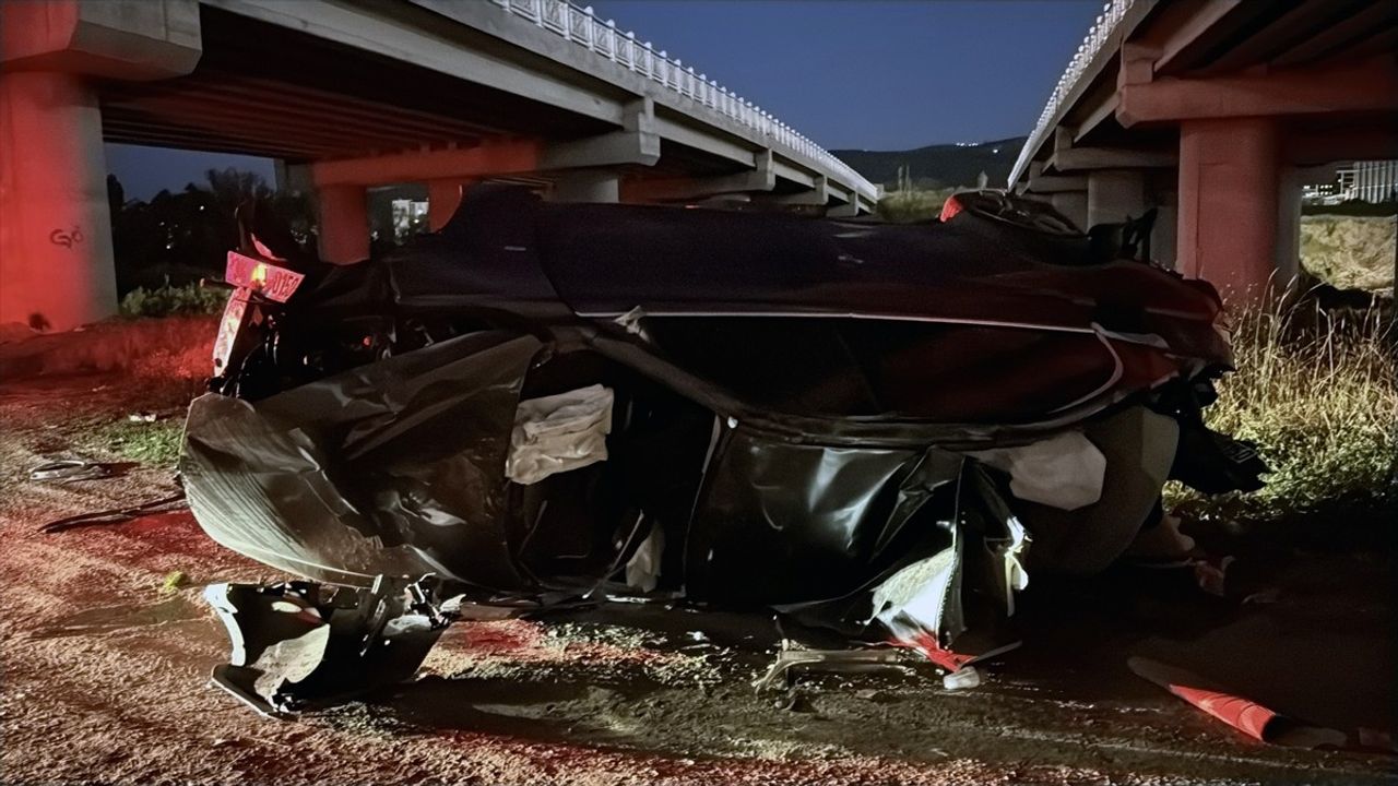 Sivas'ta Köprüden Düşen Otomobilde İki Yaralı