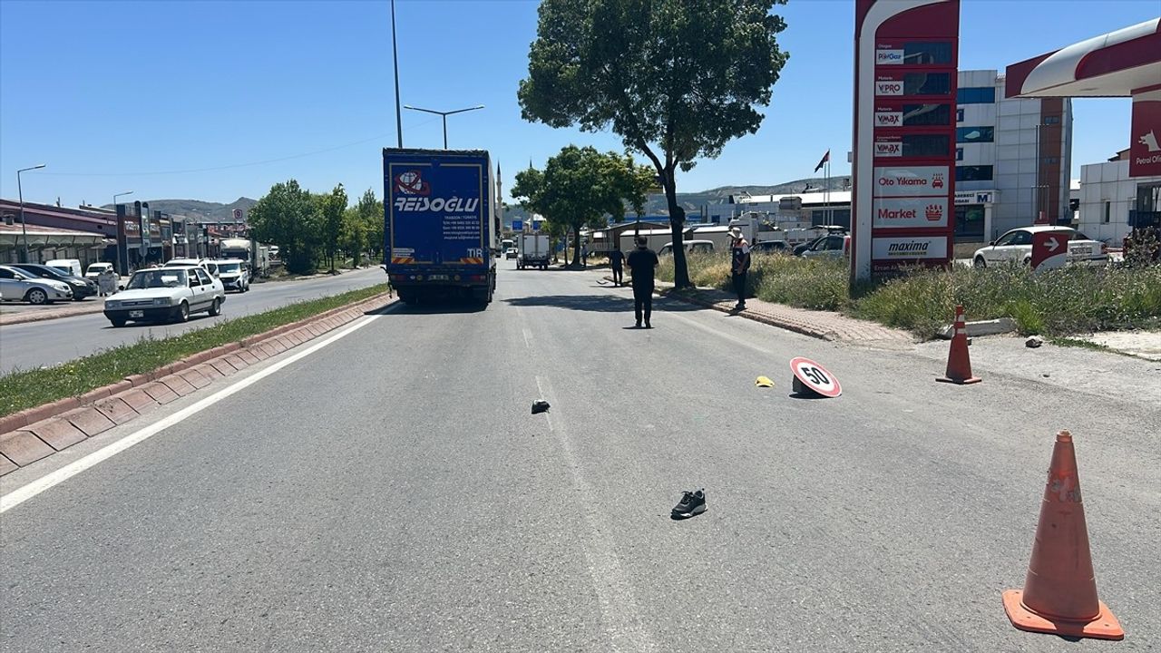 Sivas'ta Tırın Çarptığı Yaya Hayatını Kaybetti