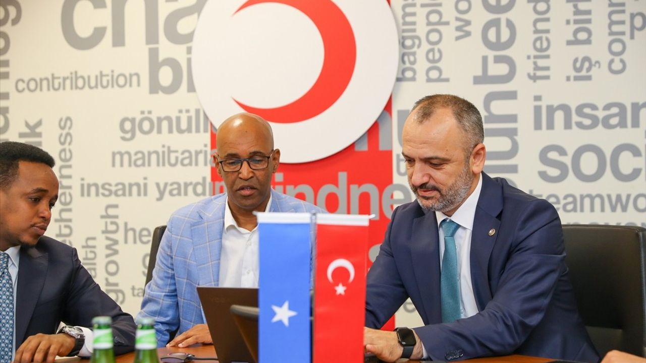 Somali Büyükelçisi Kurban Vekaletini Türk Kızılay'a Verdi