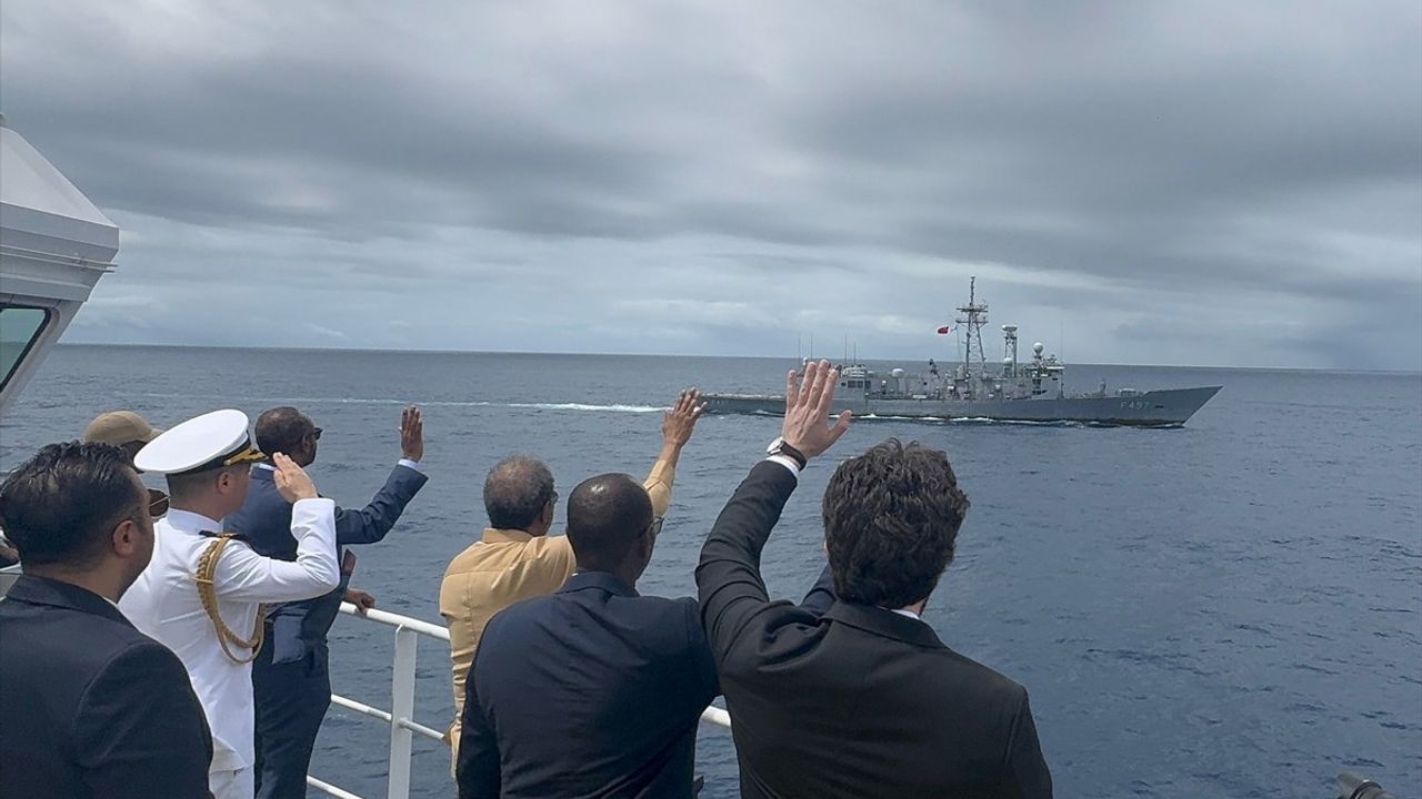 Somali Cumhurbaşkanı Oruç Reis Gemisini Ziyaret Etti