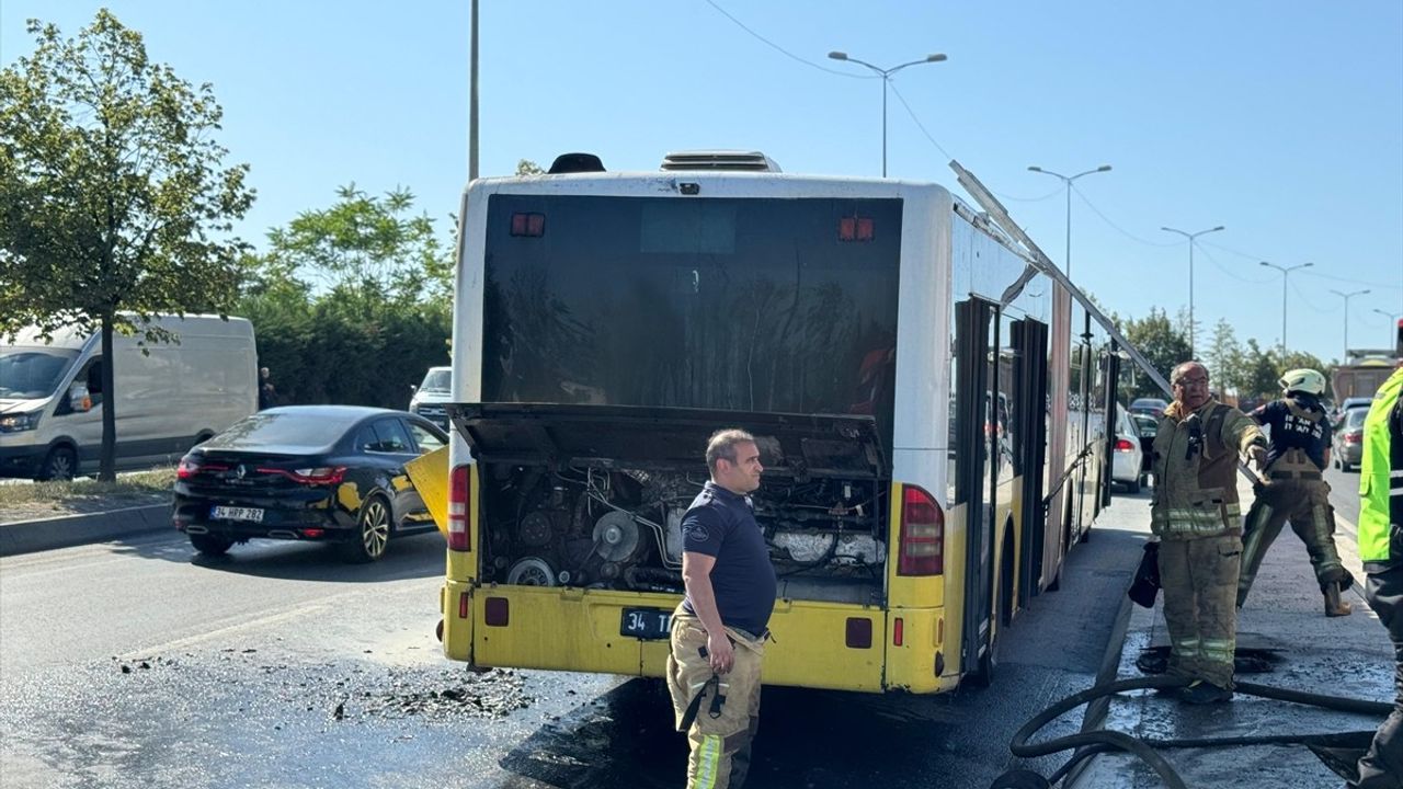 Sultangazi'de İETT Otobüsünde Yangın Çıktı