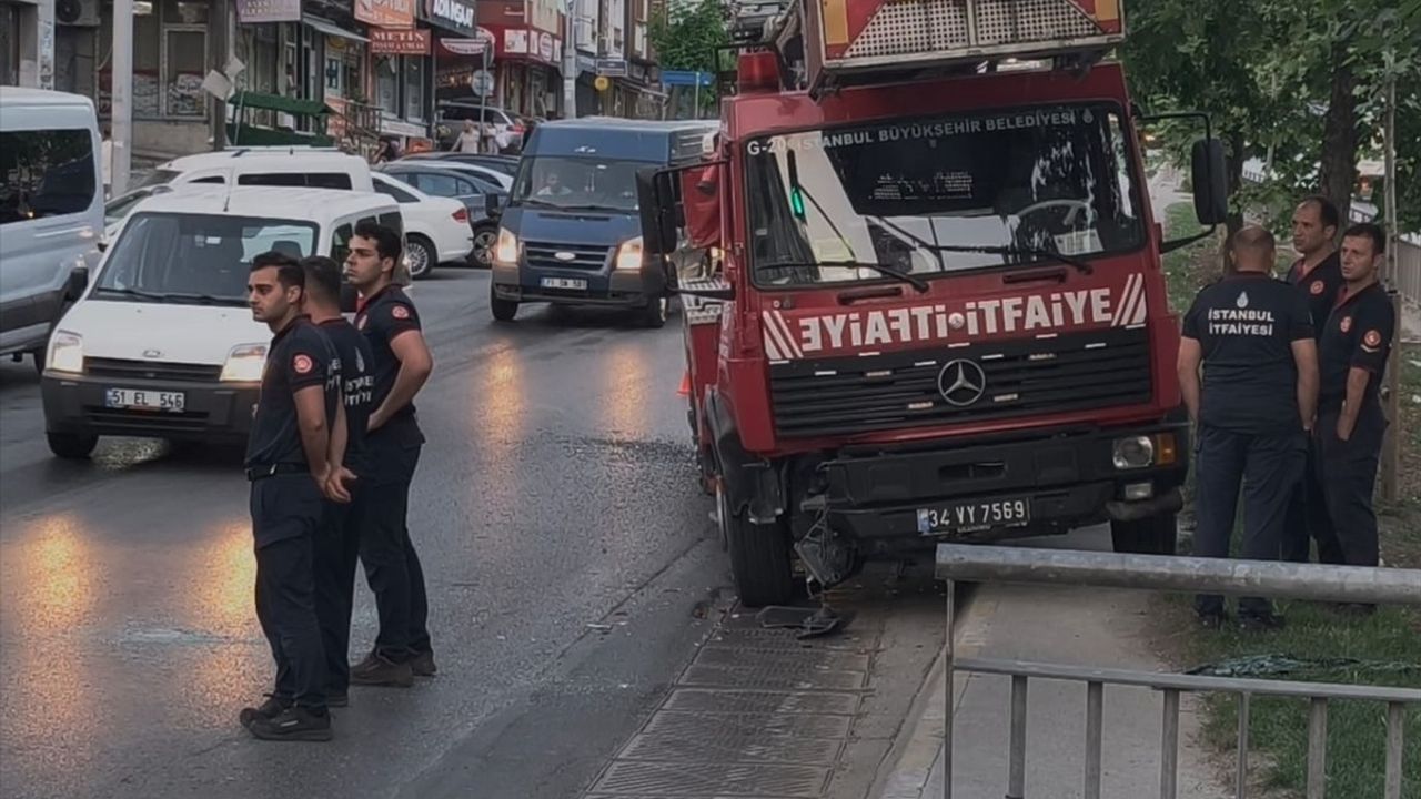 Sultangazi'de İtfaiye Aracı Refüje Çıktı