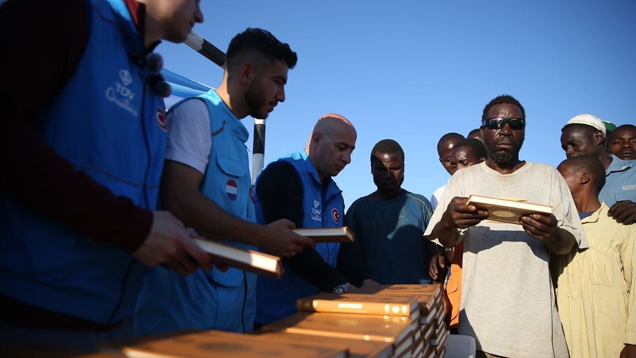 TDV Gönüllüleri Mozambik'te Kur'an-ı Kerim Dağıttı