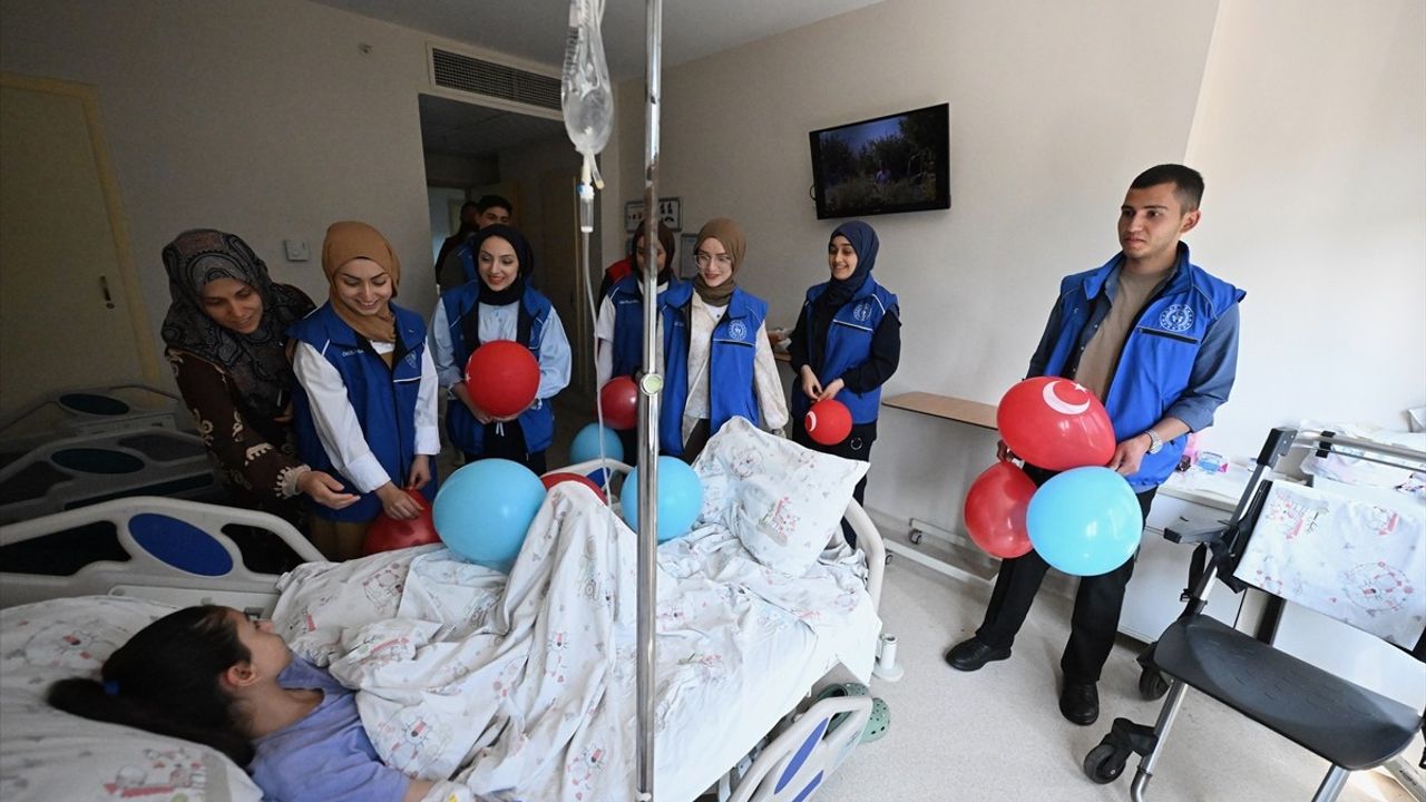 Tedavi Gören Çocuklara Karneleriyle Moral Ziyareti