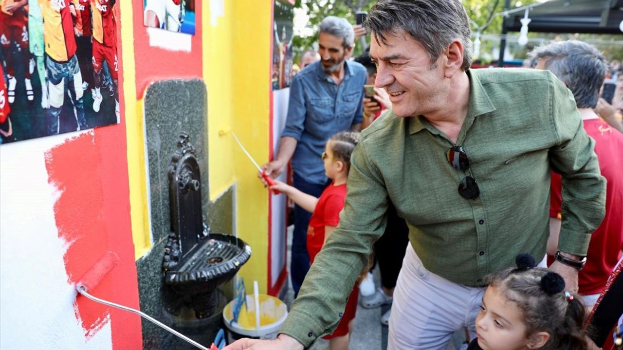 Tekirdağ'da Galatasaray Şampiyonluğu İçin Taraftar Çeşmesi Boyandı