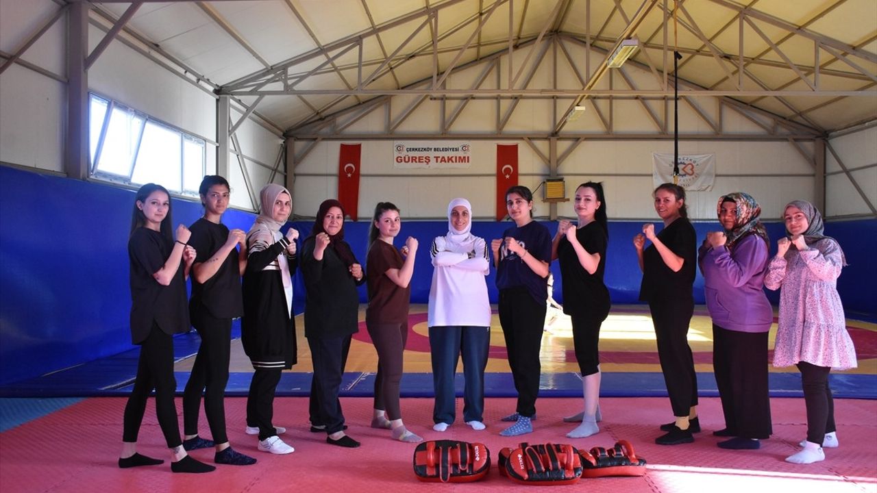 Tekirdağ'da Kadınlar Yakın Dövüş Sertifikası Aldı
