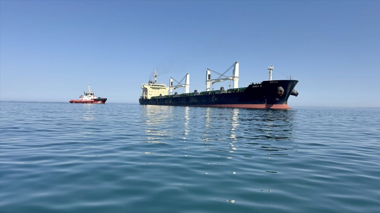 Tekirdağ'da Karaya Oturan Gemide İnceleme Başlatıldı