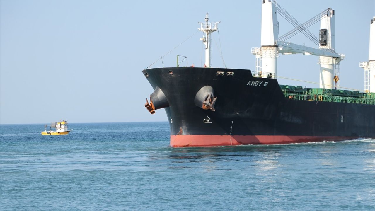 Tekirdağ'da Karaya Oturan Gemiye Kurtarma Çalışmaları Devam Ediyor