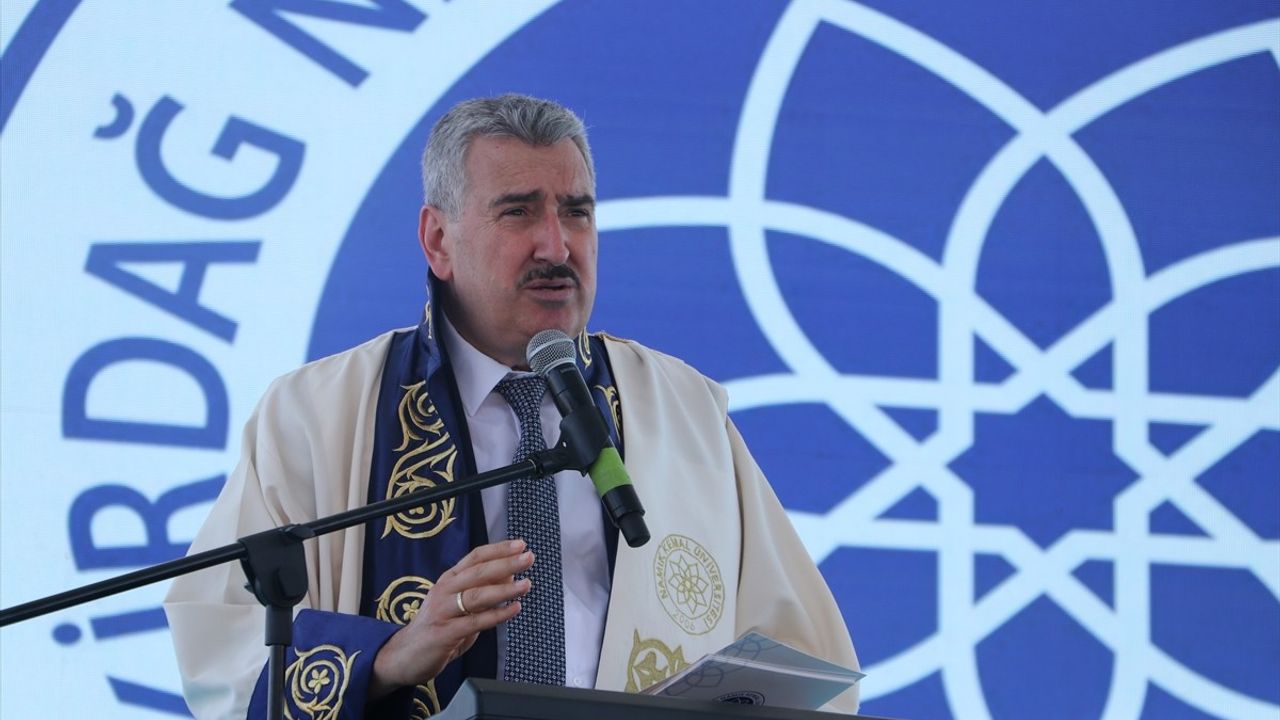 Tekirdağ'da Mezuniyet Heyecanı: Filistin'e Destek Pankartıyla Anlam Kazandı