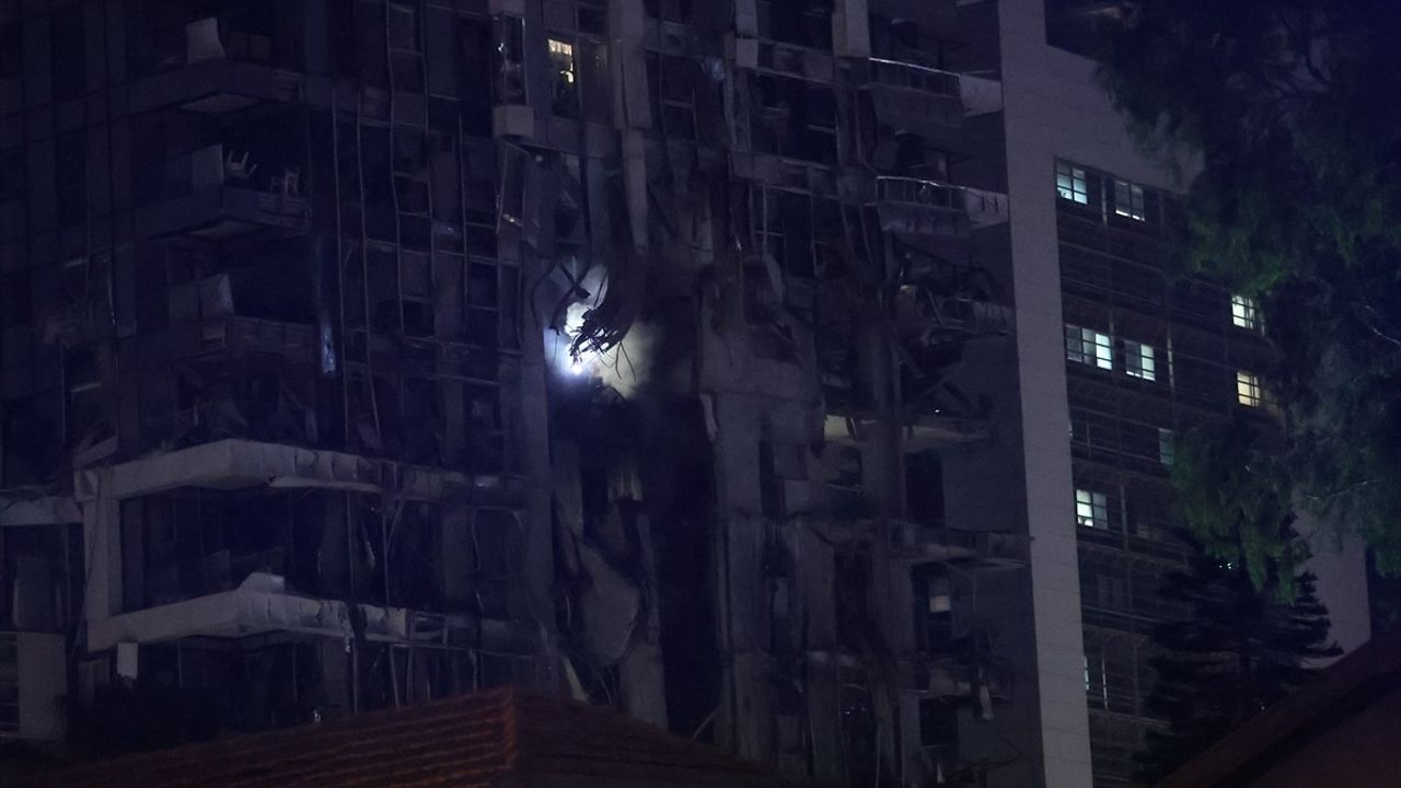 Tel Aviv'de İran Füzesi ile Vurulan Savunma Bakanlığı Yakınında Gelişmeler