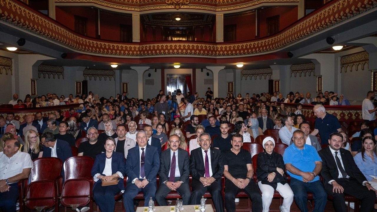 THK'nın 100. Yılına Özel: 'Bir Tayyareci Vecihi Hürkuş' Oyunu Sahnelendi