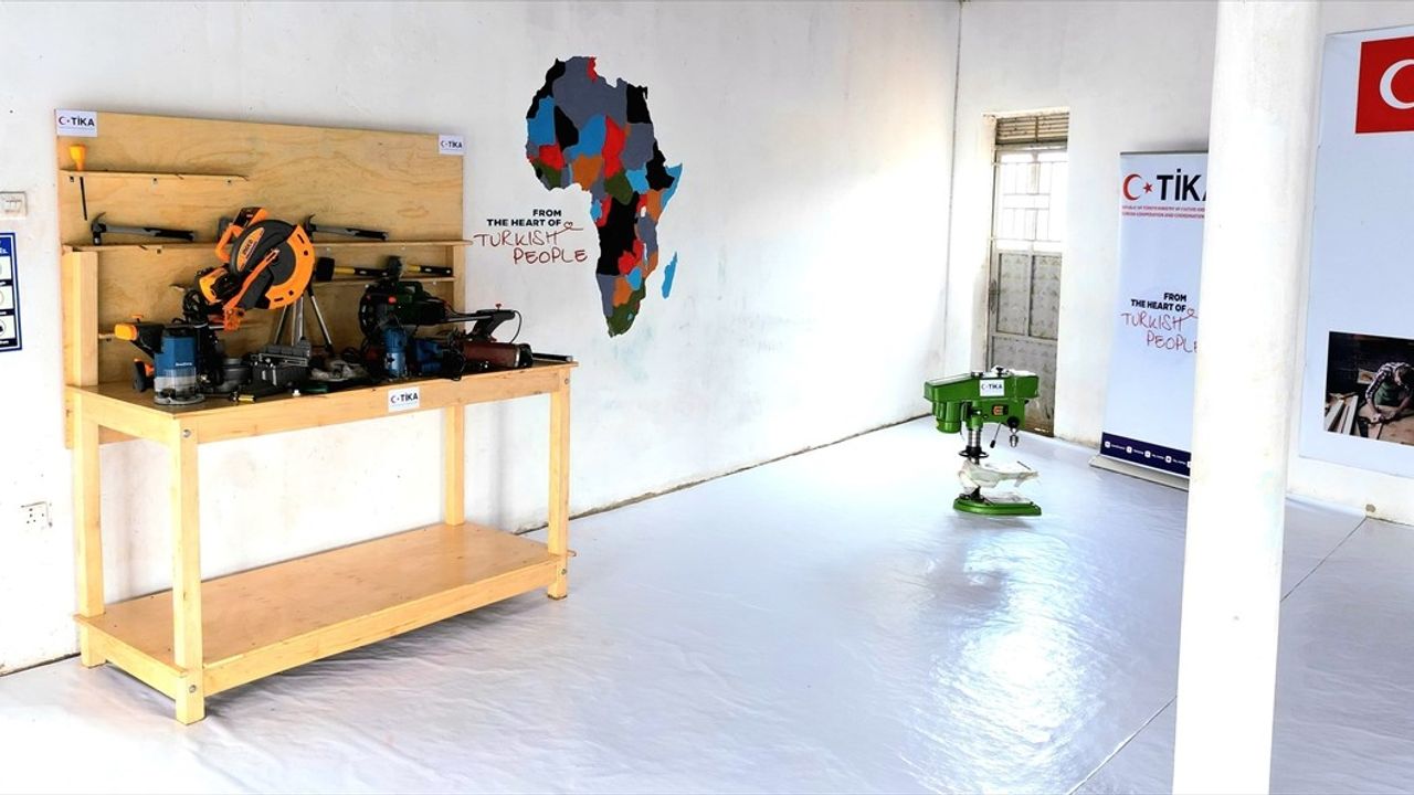 TİKA, Uganda'da Yetim Okuluna Marangozluk Atölyesi Kurdu