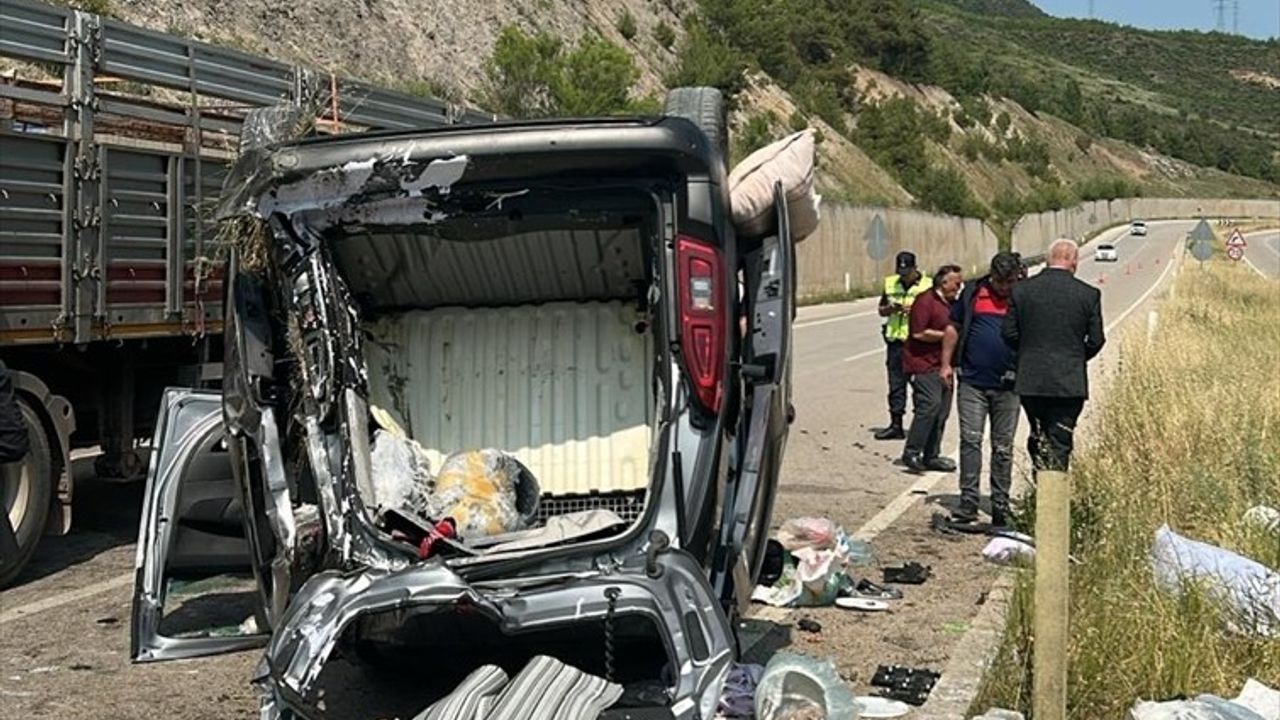 Tokat'ta Hafif Ticari Araç Devrildi: 5 Yaralı