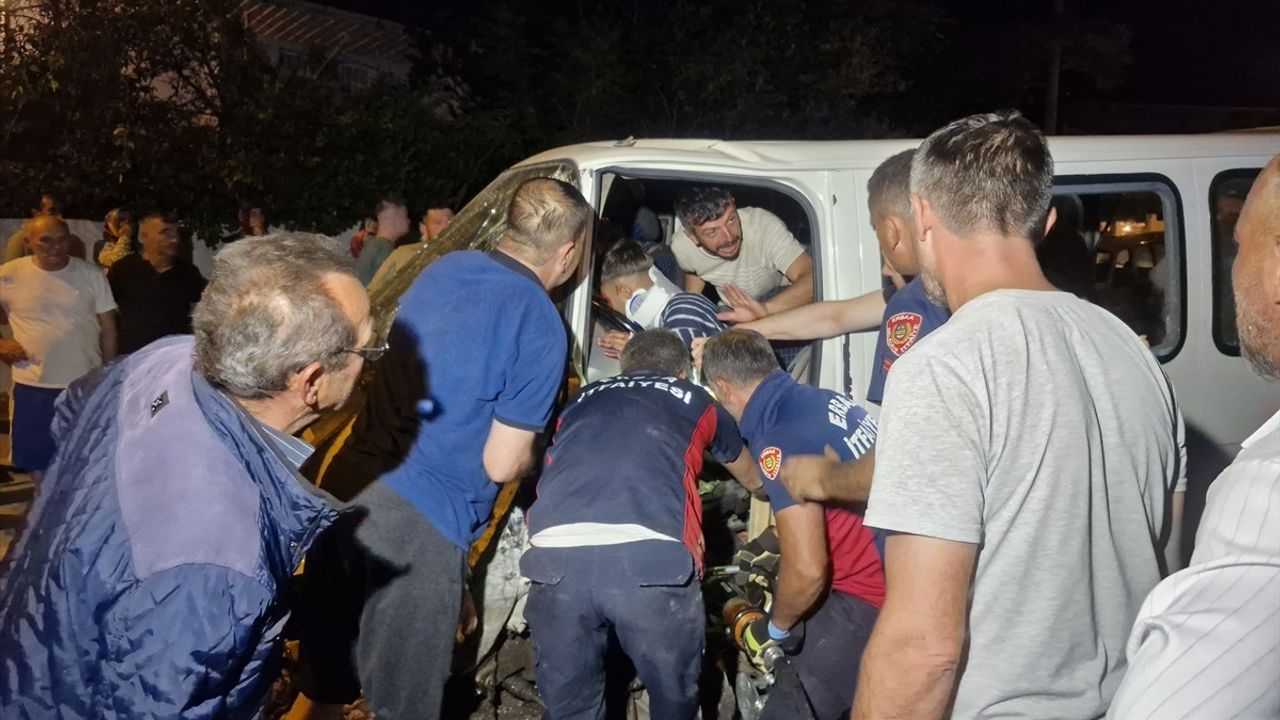 Tokat'ta Pikaba Çarpan Minibüs Yaralanma ile Sonuçlandı