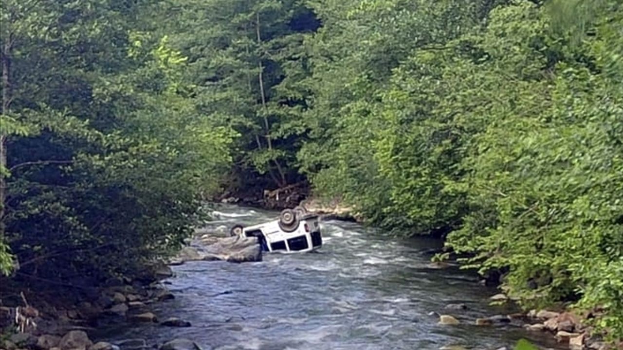 Trabzon'da Hafif Ticari Araç Dereye Devrildi: İki Kişi Hayatını Kaybetti