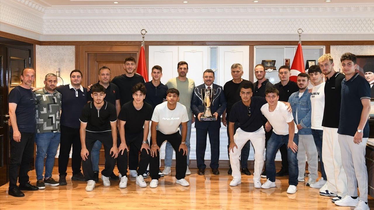 Trabzonspor 19 Yaş Altı Takımı'ndan Büyükşehir Belediyesi'ne Ziyaret