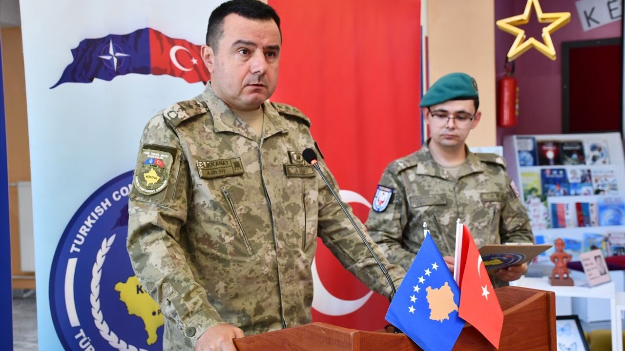Türk Askeri Kosova'da Eğitime Destek Oluyor