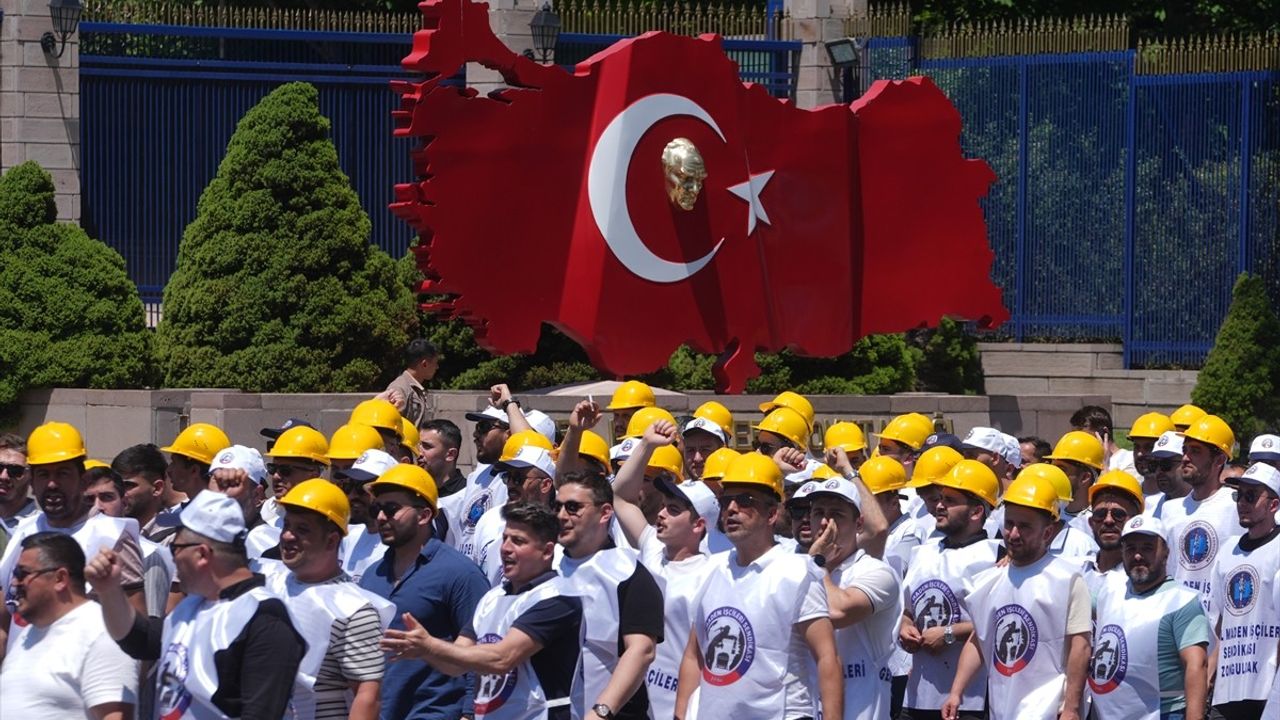 TÜRK-İŞ Hazine ve Maliye Bakanlığı Önünde Miting Düzenledi