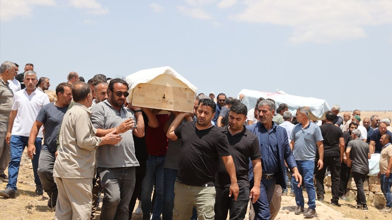 Üç Kardeşin Cenazesi Mardin'de Yan Yana Defnedildi