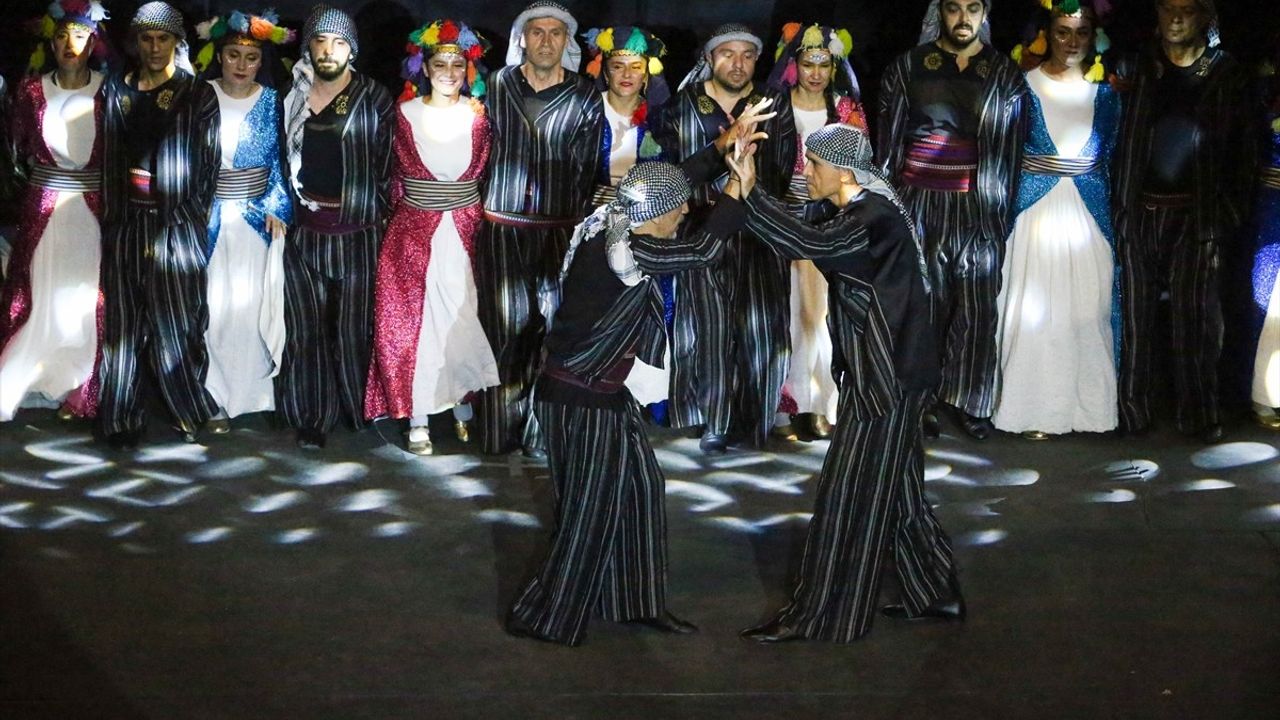 Uşak'ta Öğretmenlerden Geleneksel Dans Gösterisi