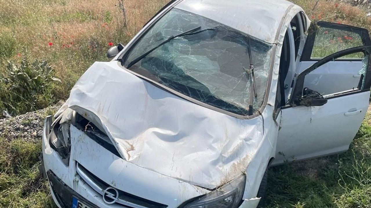 Uşak'ta Otomobil Devrildi, 4 Kişi Yaralandı