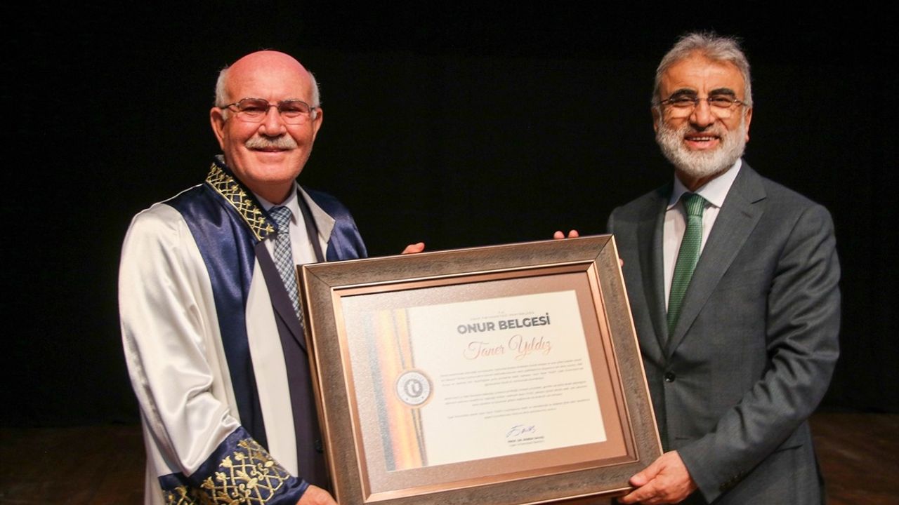 Uşak Üniversitesi'nden Hulusi Akar'a Fahri Doktora Unvanı